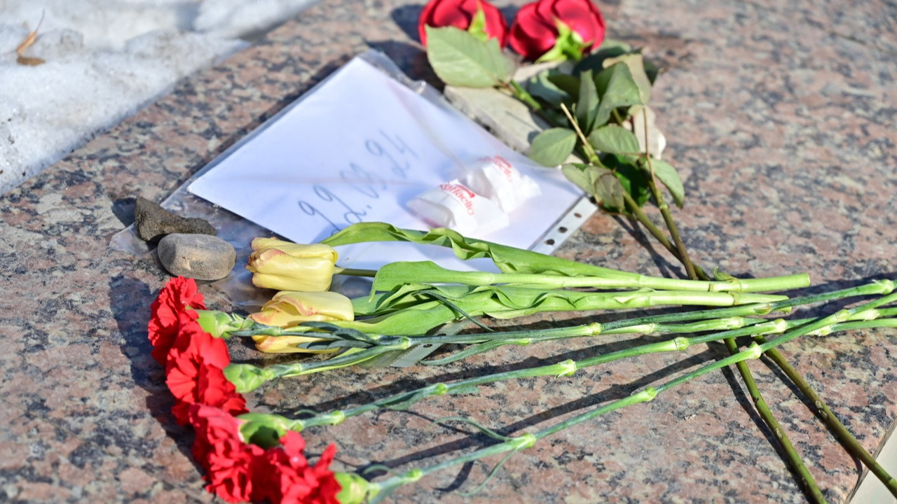 Несут цветы со слезами на глазах. Пермяки пришли почтить память погибших в теракте в Подмосковье