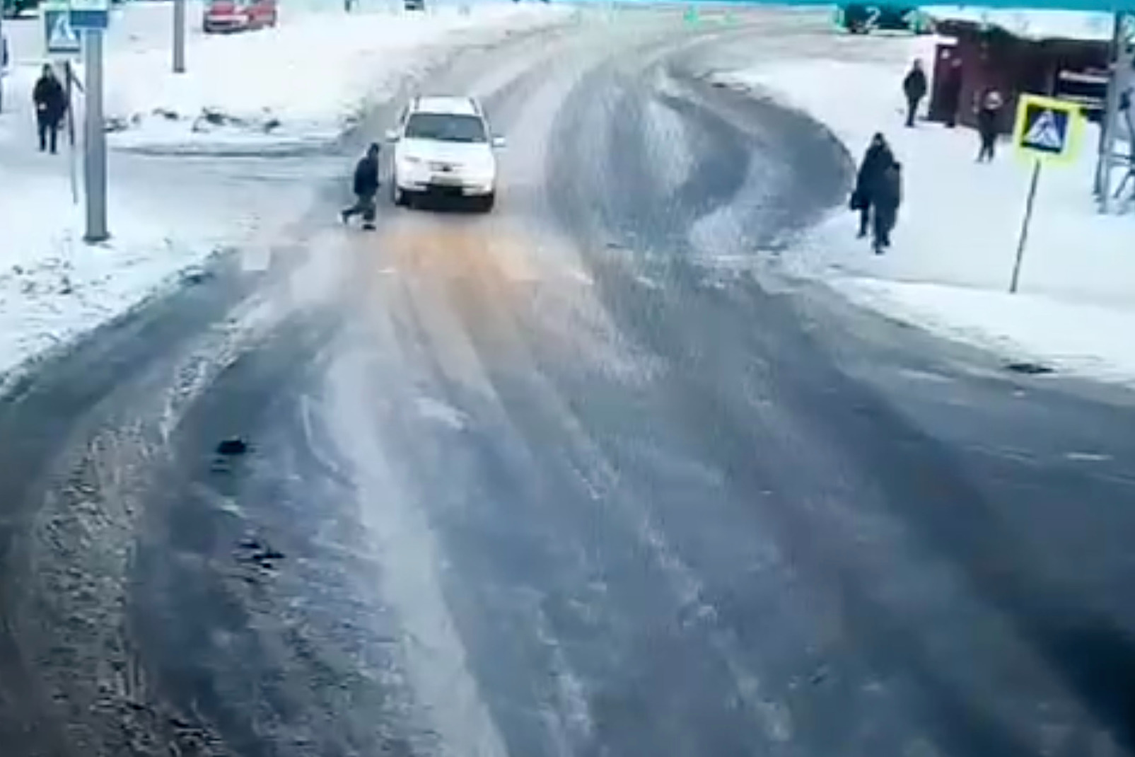 В Архангельске на перекрестке сбили школьницу: видео ДТП попало в Сеть |  25.01.2024 | Архангельск - БезФормата