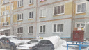 «Решили наказать за парковку»: жители дома на Курчатова выкинули мусор на стоящую машину