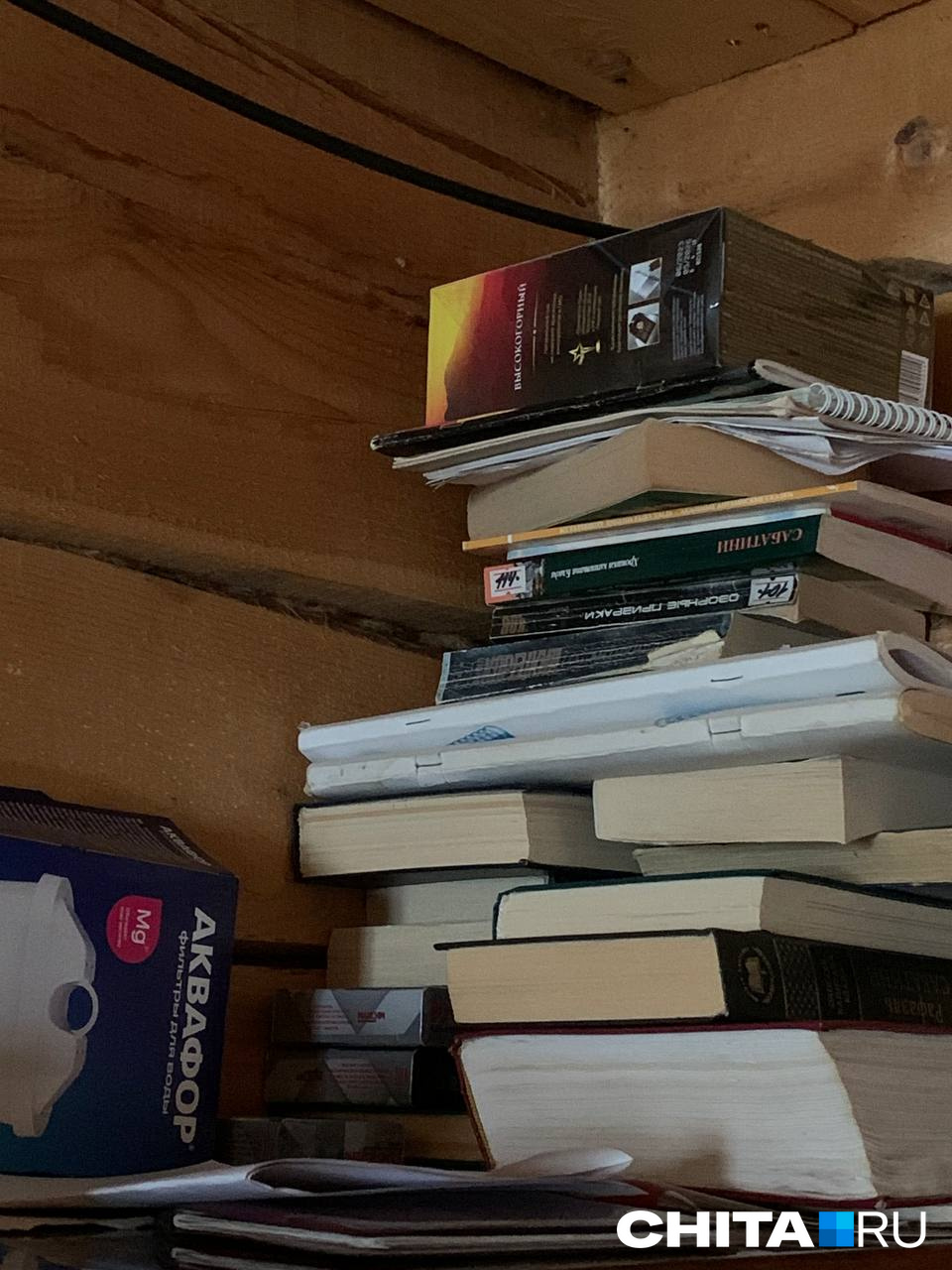 Папа всегда много читал — по всему его домику лежат раскрытые книжки и ручки рядом