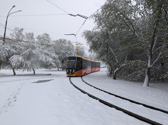 Новый трамвайчик пробивается сквозь снег. Как Екатеринбург переживает адский снегопад