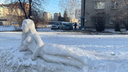 Новосибирец вылепил из снега обнаженную девушку — теперь она лежит посреди одного из дворов