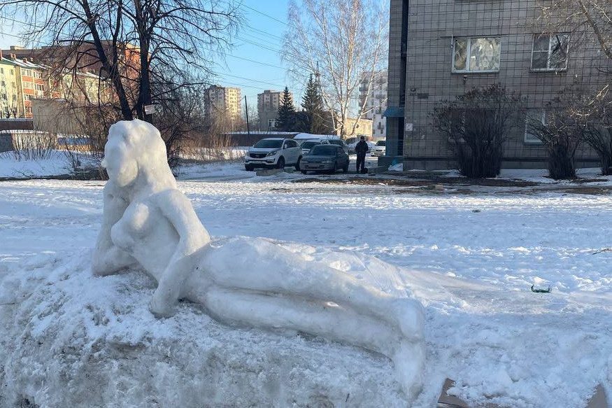 Новосибирец вылепил из снега обнаженную девушку — теперь она лежит посреди одного из дворов