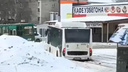 Автобус встал на трамвайных путях вблизи перекрестка на Широкой — видео