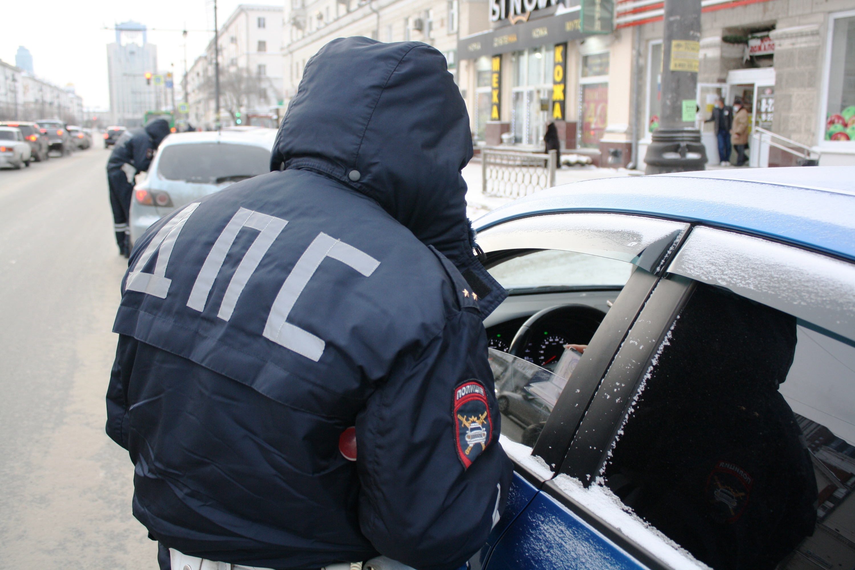 В Екатеринбурге подполковник полиции укусила гаишника. Ее уволили с позором