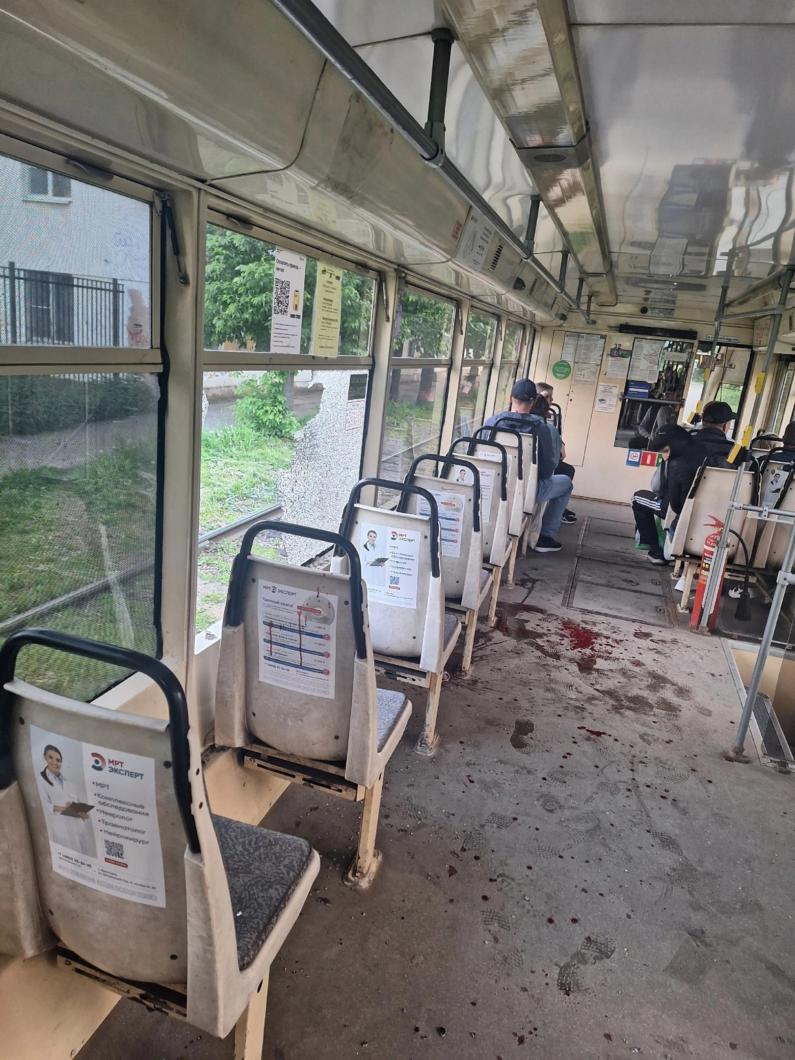 После произошедшего пол трамвая оказался залит кровью