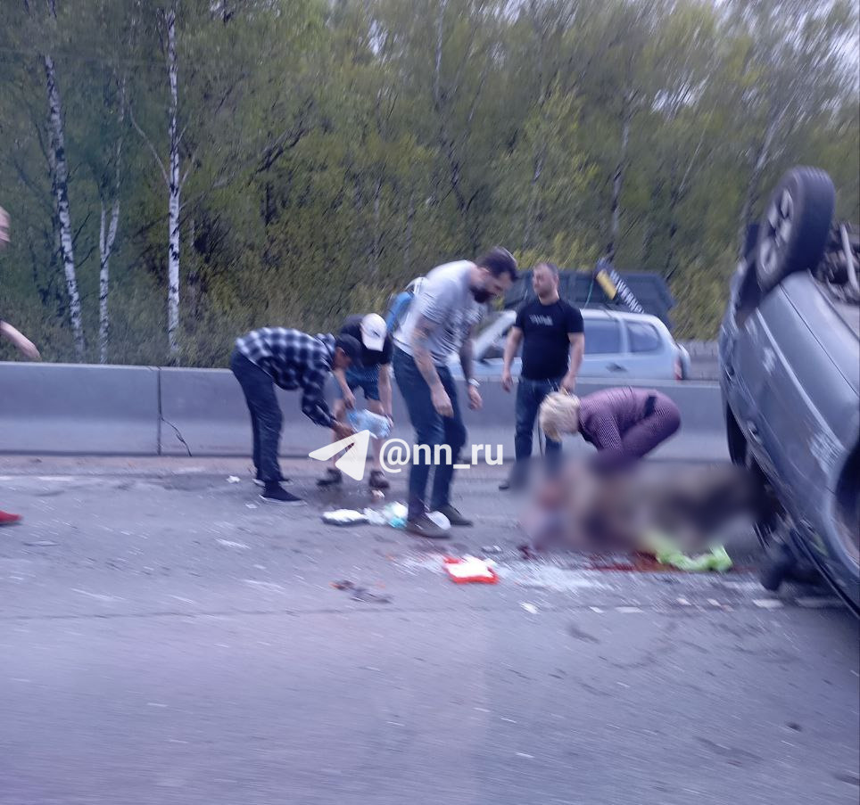 Машина перевернулась на Московском шоссе в Нижнем Новгороде. Есть пострадавший