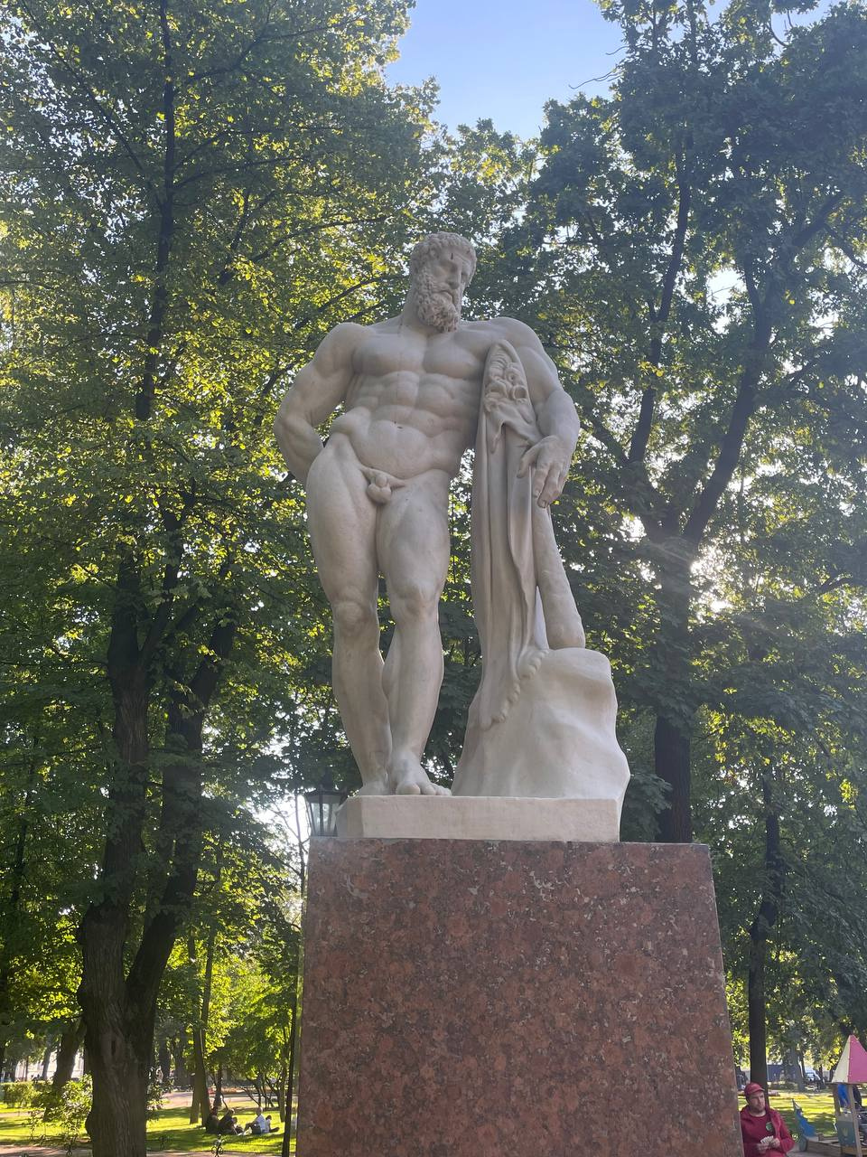 Статуя Геракла Фарнезского. Геркулес здесь задумчивый