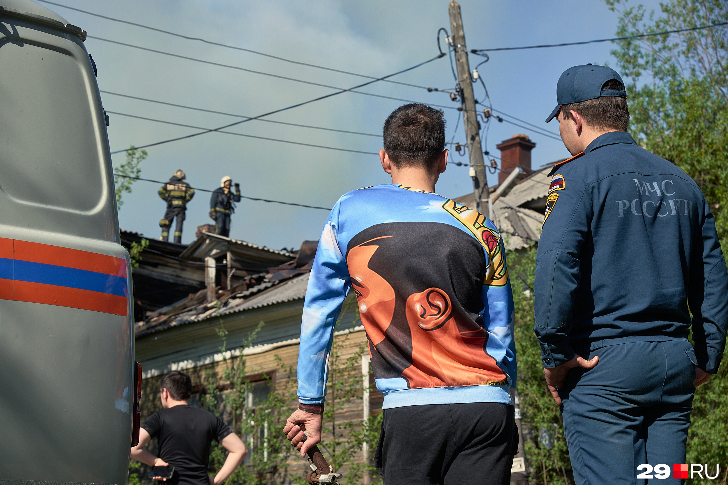 После ухода огня спасатели поливают и обследуют горевшие здания
