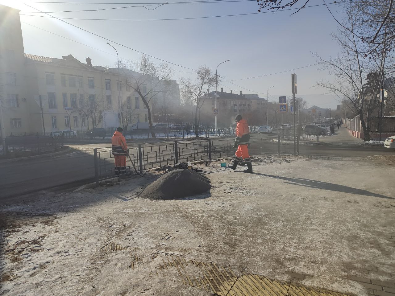 Рабочие укладывают бордюр на Горького в Чите спустя месяц после приемки