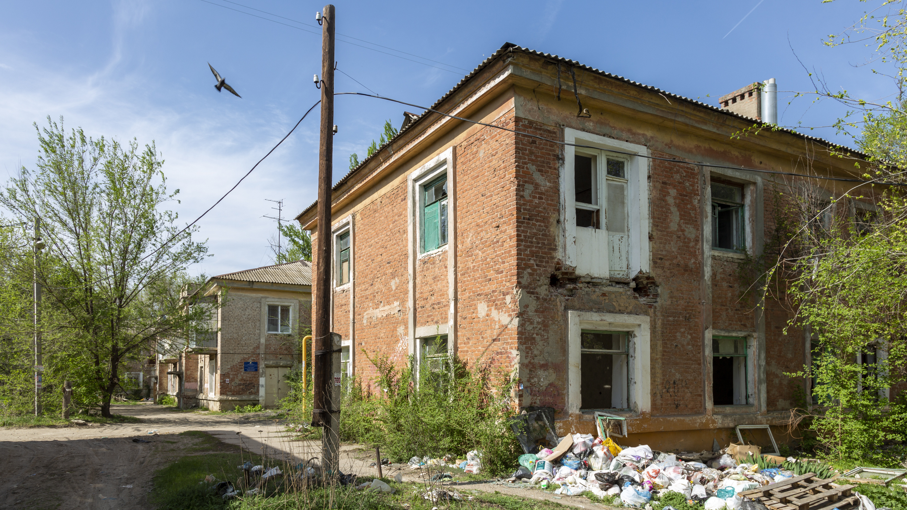 «Находиться здесь опасно для жизни»: в Волгограде уникальный поселок завалило мусором и отходами