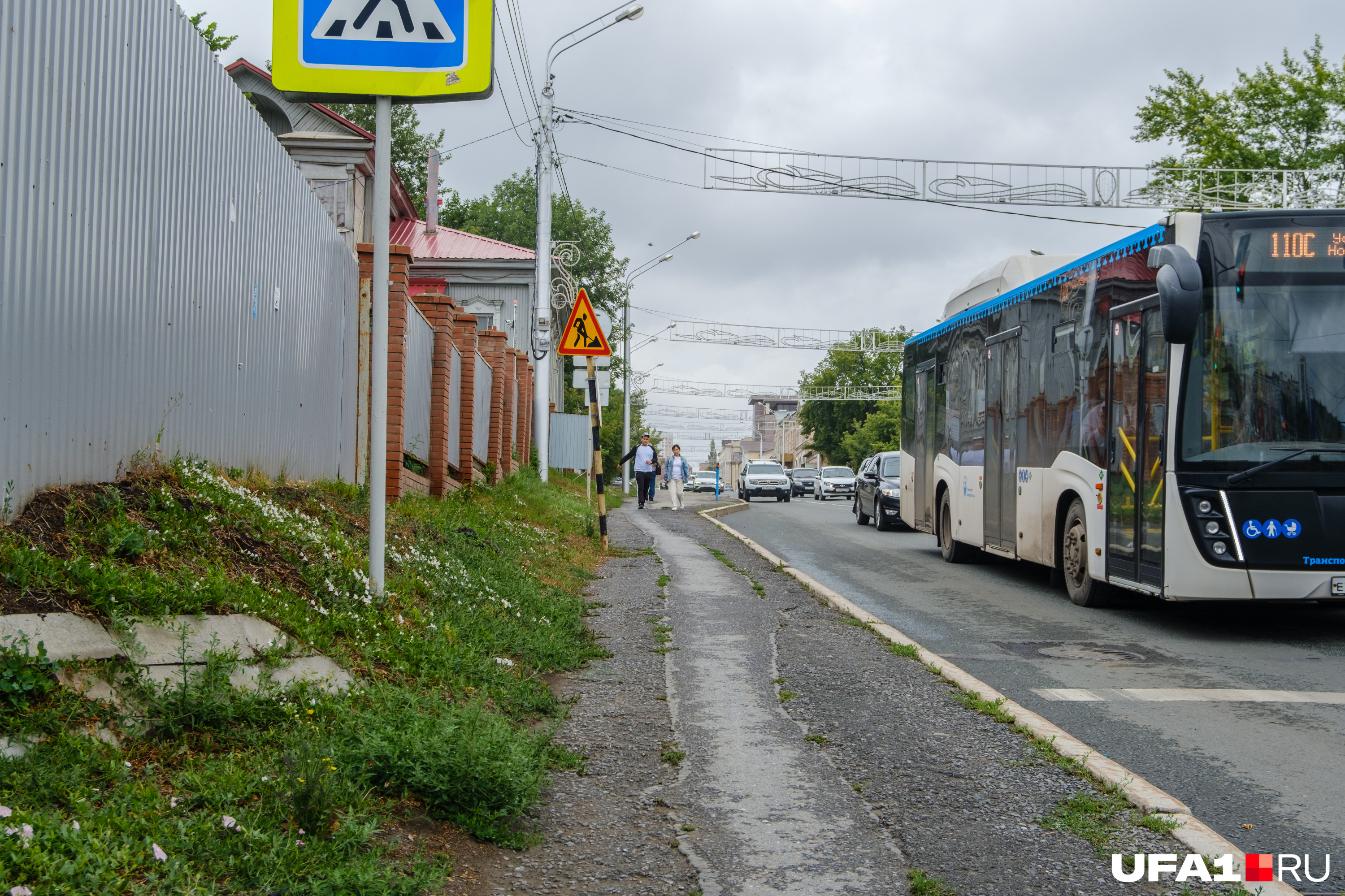 Через улицу проходит несколько маршрутов автобусов — № 110с едет из Булгаково в Инорс