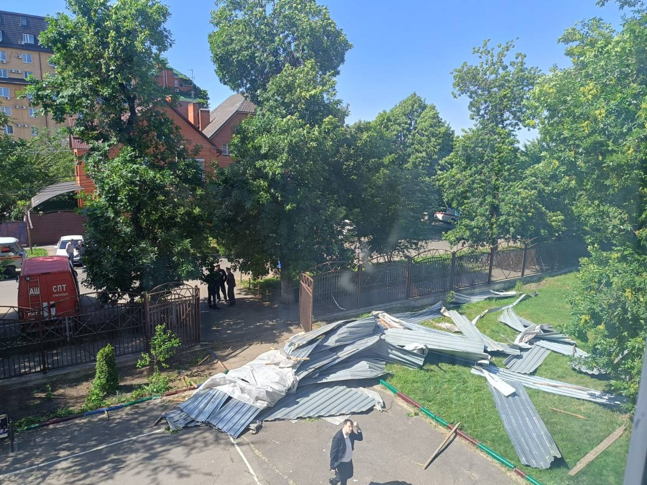 Ветер сорвал крышу со школы в Краснодаре перед торжественной линейкой. 12 учеников получили осколочные ранения
