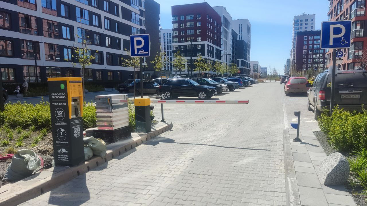 В новом районе Екатеринбурга застройщик лишил водителей части бесплатной парковки у дома. Несогласные взбунтовались