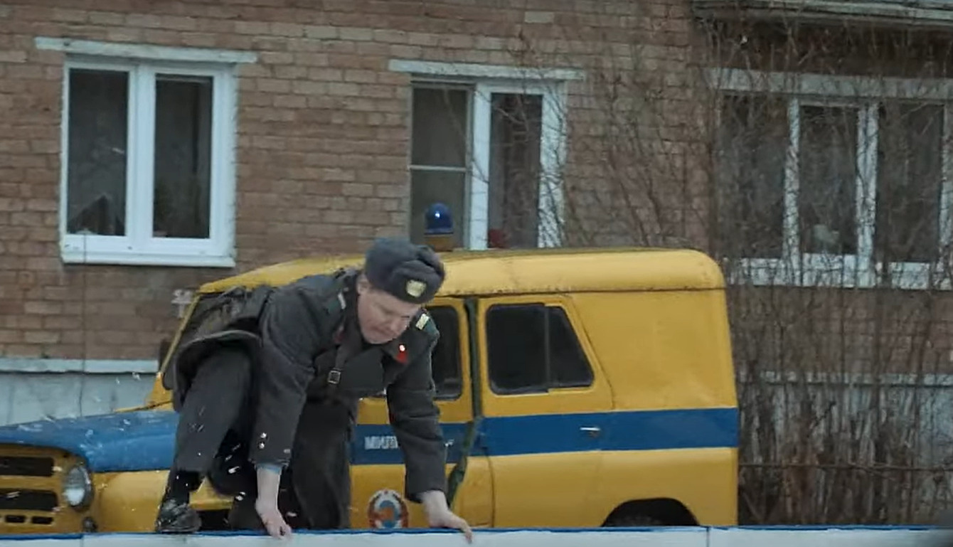 Милиционеры в фильме гоняются за бандитами на фоне пластиковых окон пятиэтажек
