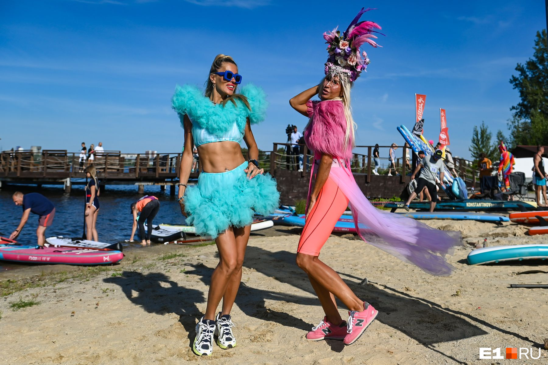В Екатеринбурге красотки в сказочных костюмах устроили водный карнавал: жаркий фоторепортаж