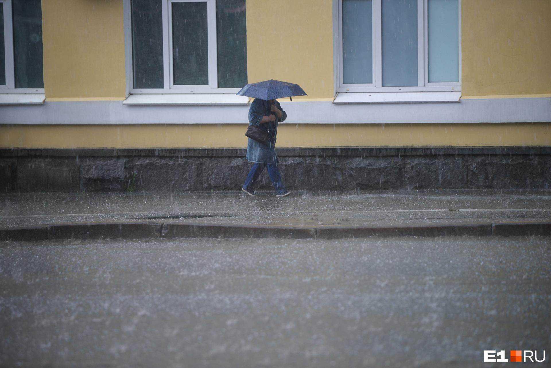 «Очень сильные дожди, грозы и град». Свердловские спасатели выпустили экстренное предупреждение о непогоде