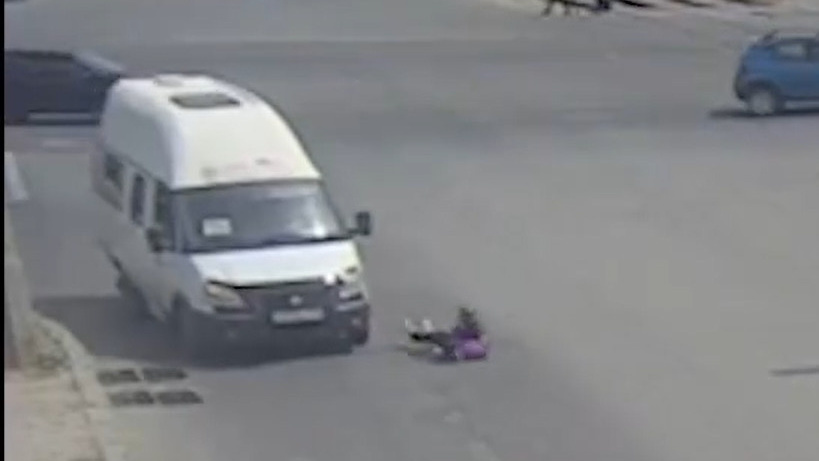 В Волгограде водитель маршрутки сбил девятилетнюю девочку на пешеходном переходе — видео
