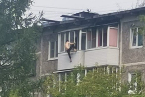 На Урале мужчина прыгнул с балкона пятиэтажки на ветку — и сорвался: видео