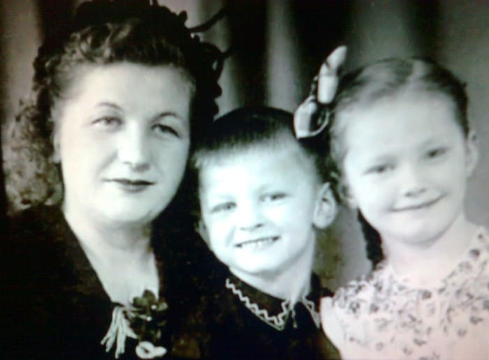 Маленькая Алла Пугачева с братом Женей и мамой