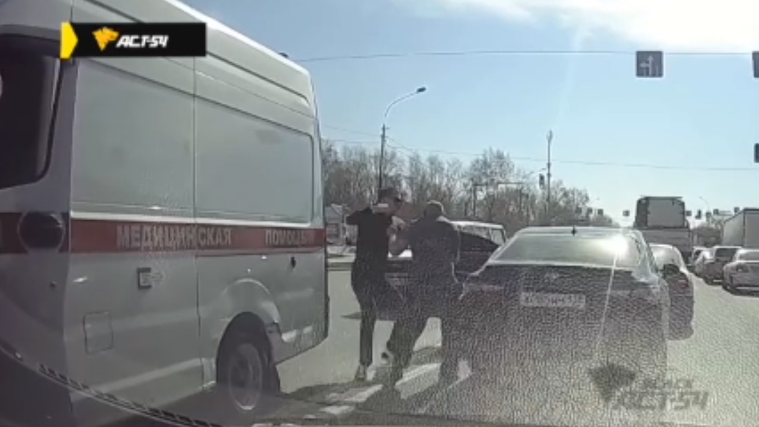 Нервы сдали: автохам перекрыл дорогу скорой — водитель спецтранспорта разозлился и наказал его (впечатляющее видео)