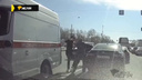 Нервы сдали: автохам перекрыл дорогу скорой — водитель спецтранспорта разозлился и наказал его (впечатляющее видео)