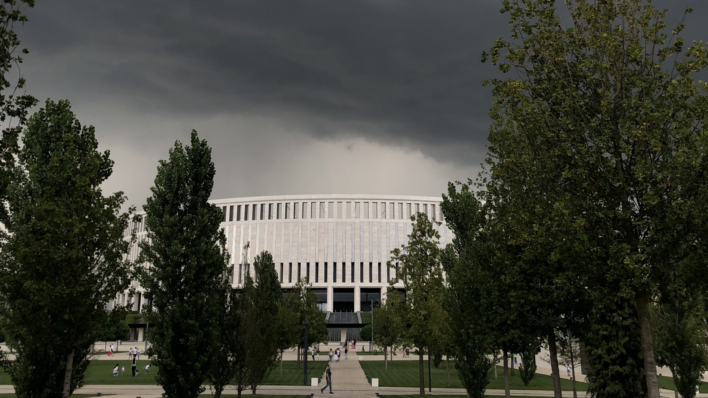Сильный ветер, град и дожди. Какая погода будет на Кубани в первый рабочий день после майских?
