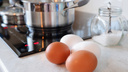 Почему нельзя выливать в раковину воду после варки яиц — ответ вас удивит