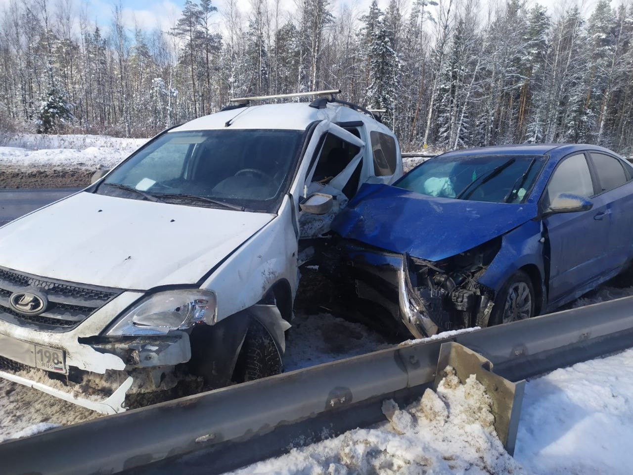 Водитель, которого доставали из «Лады» после ДТП на Киевском шоссе, умер в больнице