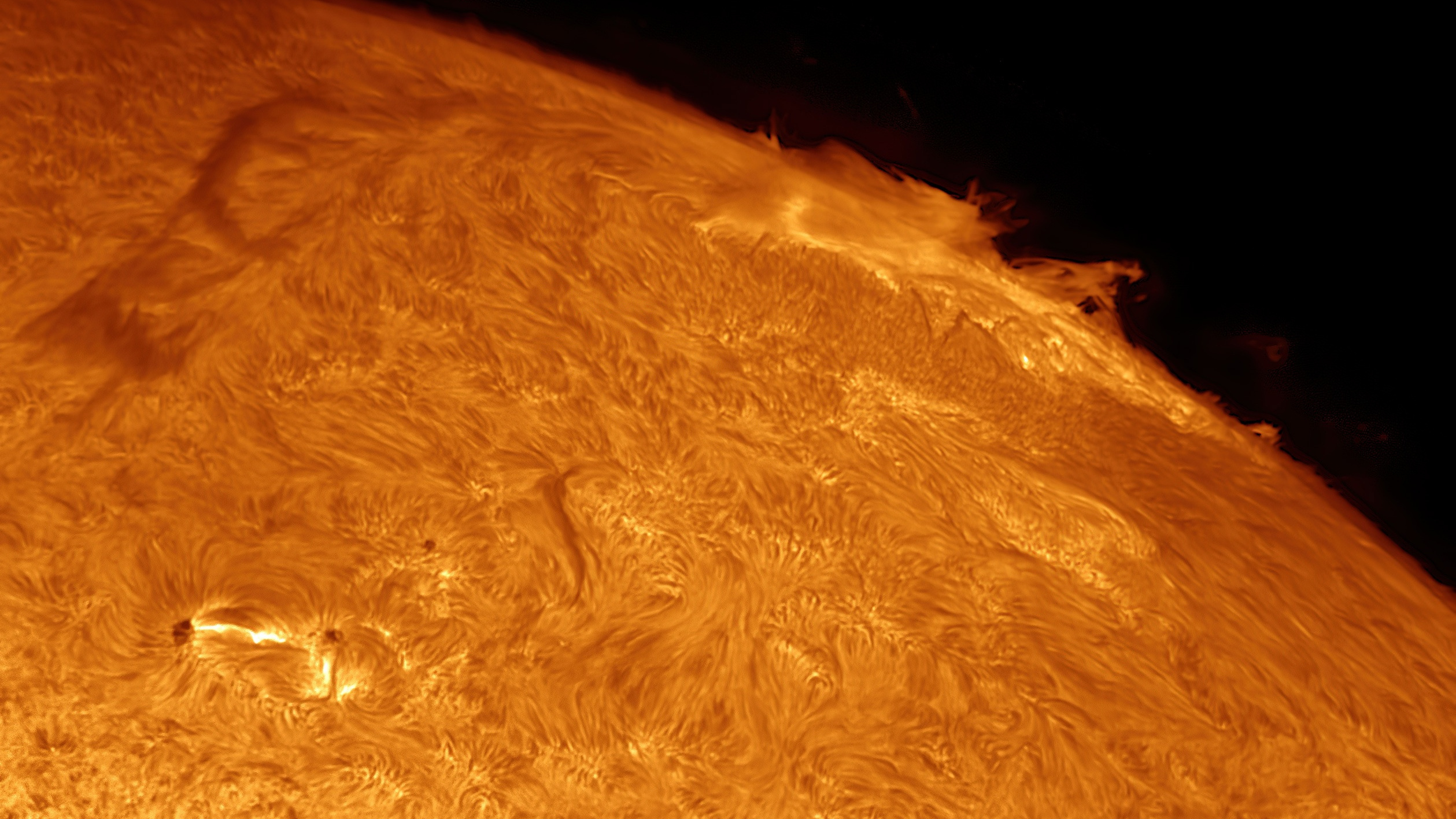 «Успел до того, как небо заволокло тучами»: новосибирский астрофотограф снял вспышки на Солнце — впечатляющие кадры