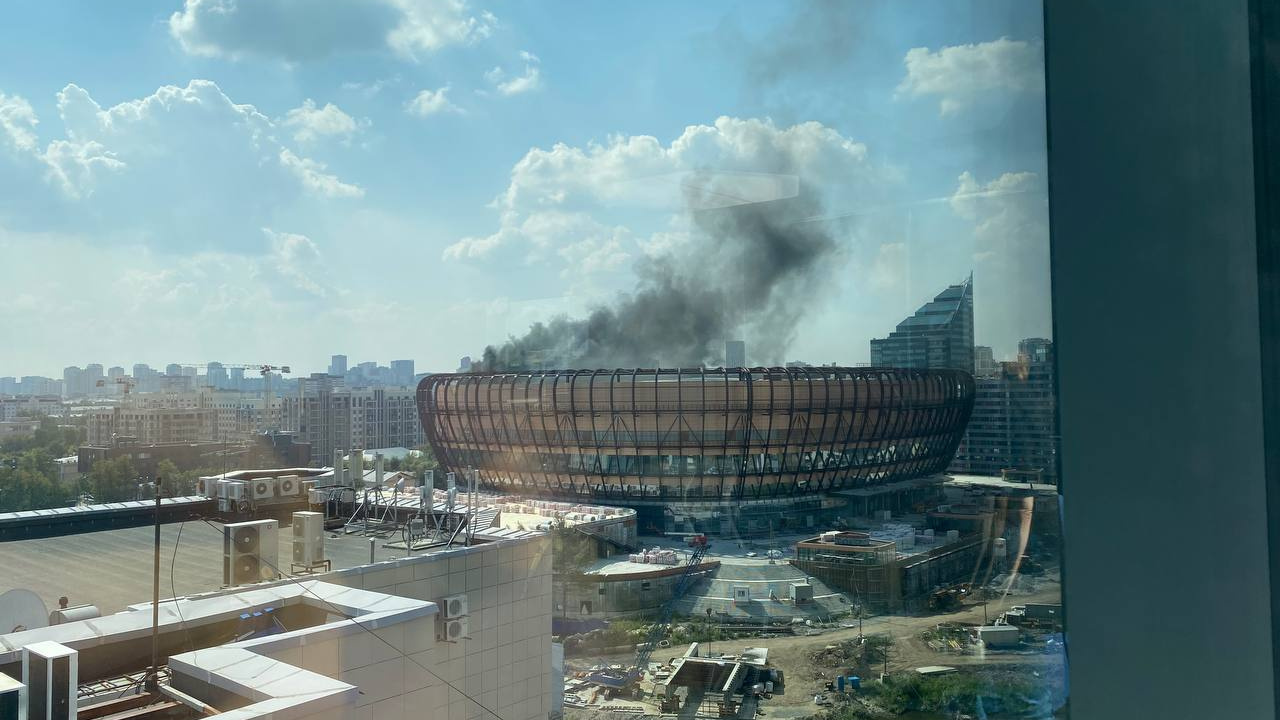 С ледовой арены УГМК валит черный дым. Его видно со всех концов города