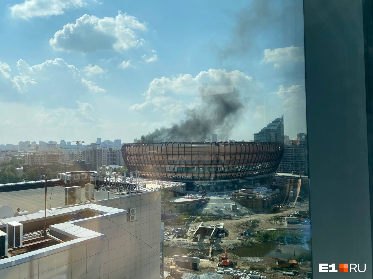 С ледовой арены УГМК валит черный дым. Его видно со всех концов города