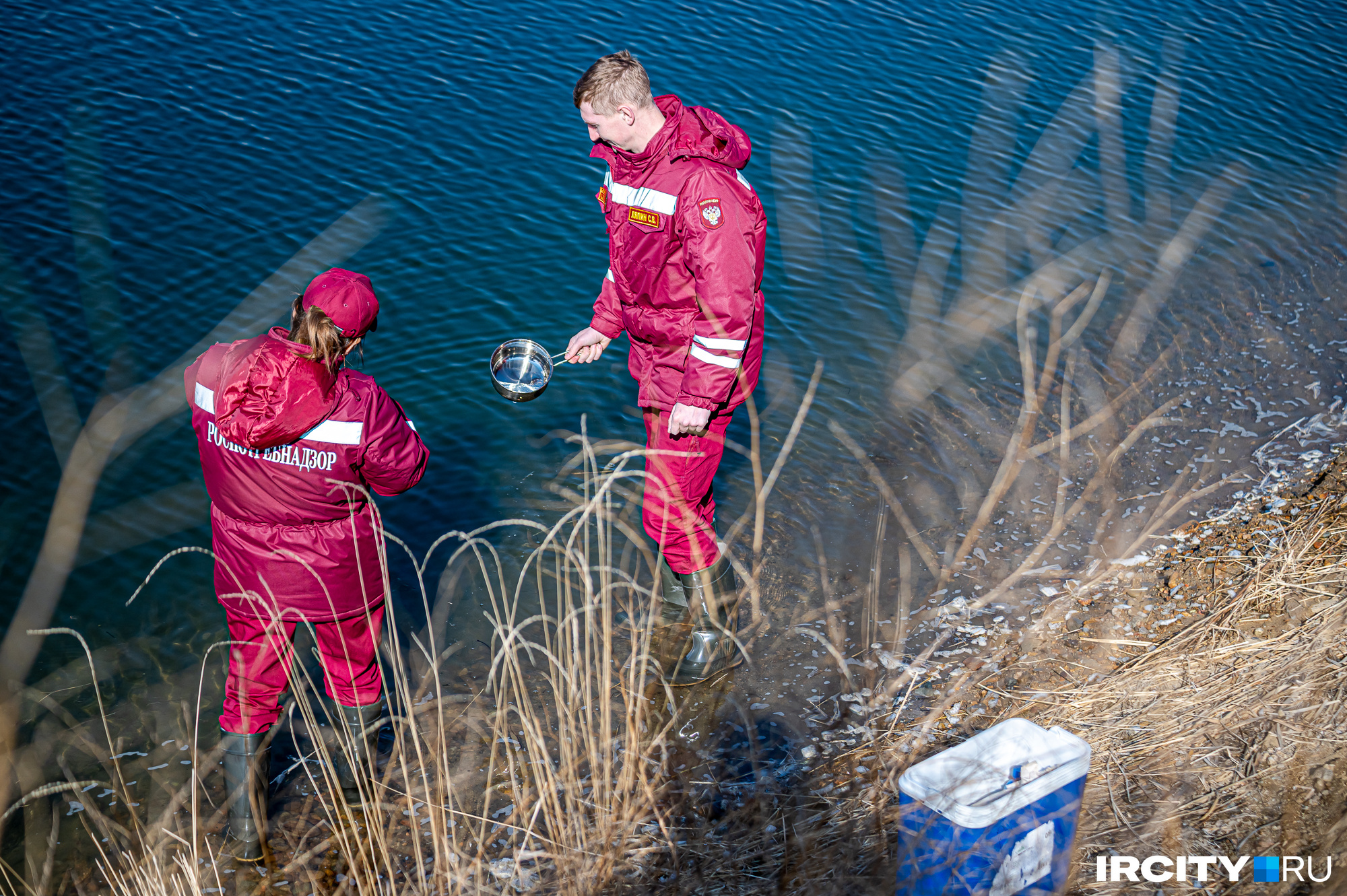Нефтепродукты ищут в реке Кузбасса после жалоб местных жителей об «экологической катастрофе»