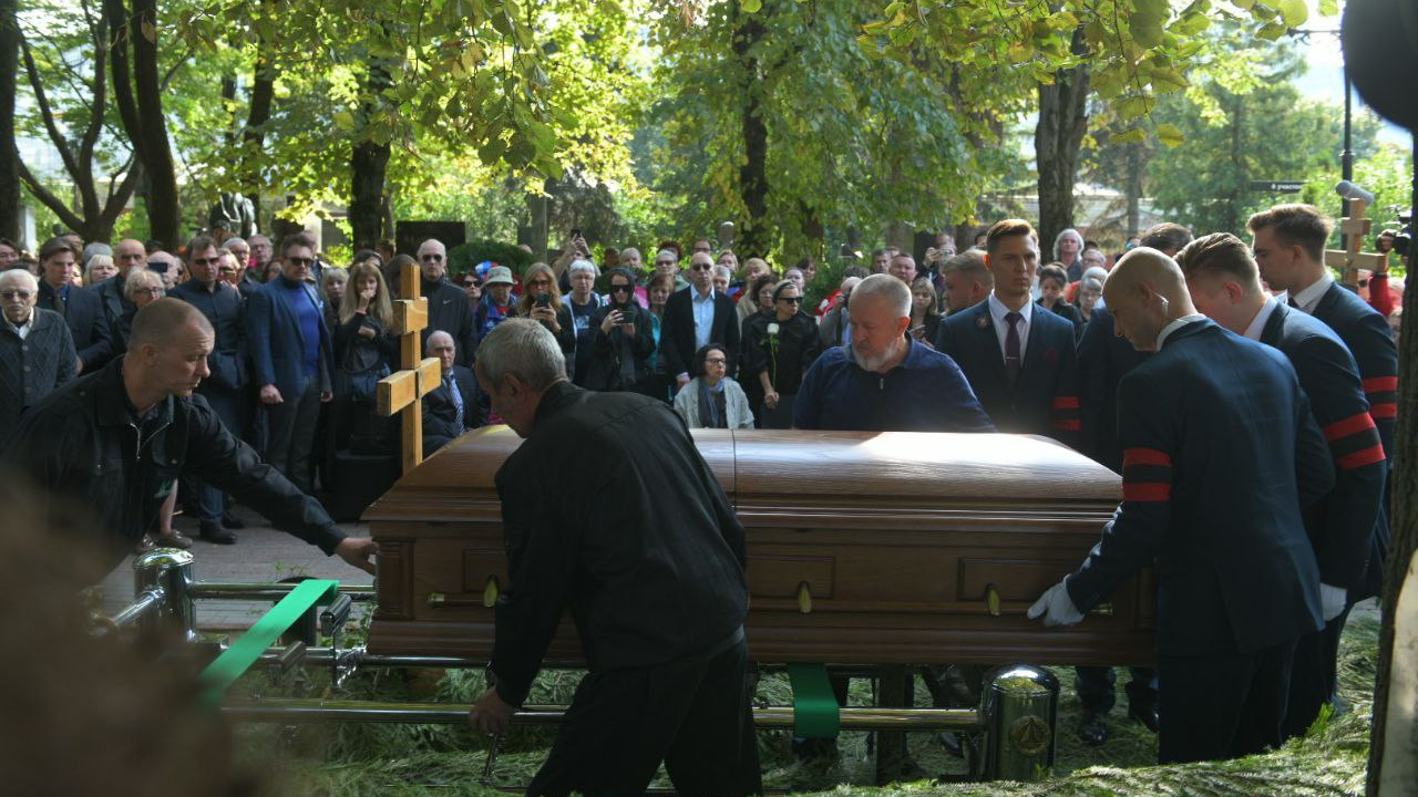 Глеба Панфилова похоронили на Новодевичьем кладбище. Как в Москве прощаются с великим режиссером: онлайн-репортаж
