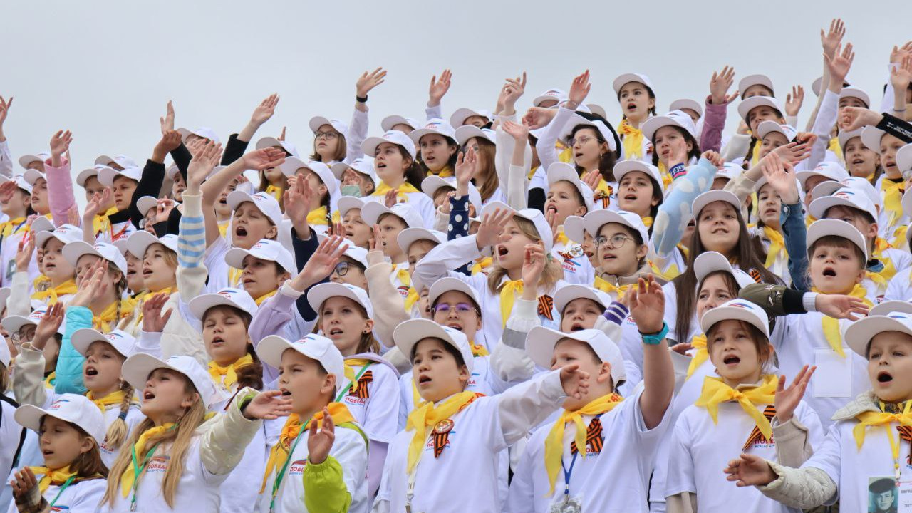 Хор из тысячи детей спел в Ставрополе на День Победы — фото