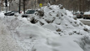 Дорожники свалили кучу снега на парковку, почищенную предпринимательницей в центре Челябинска