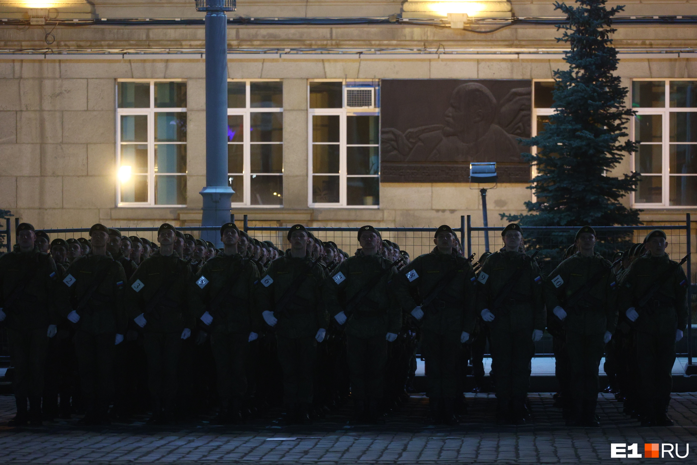 Закрытая репетиция. Ночная репетиция парада Победы в Екатеринбурге 2023. Репетиция парада ЕКБ. Первая ночная репетиция парада Победы. Репетиция парада 2023 в Екатеринбурге.