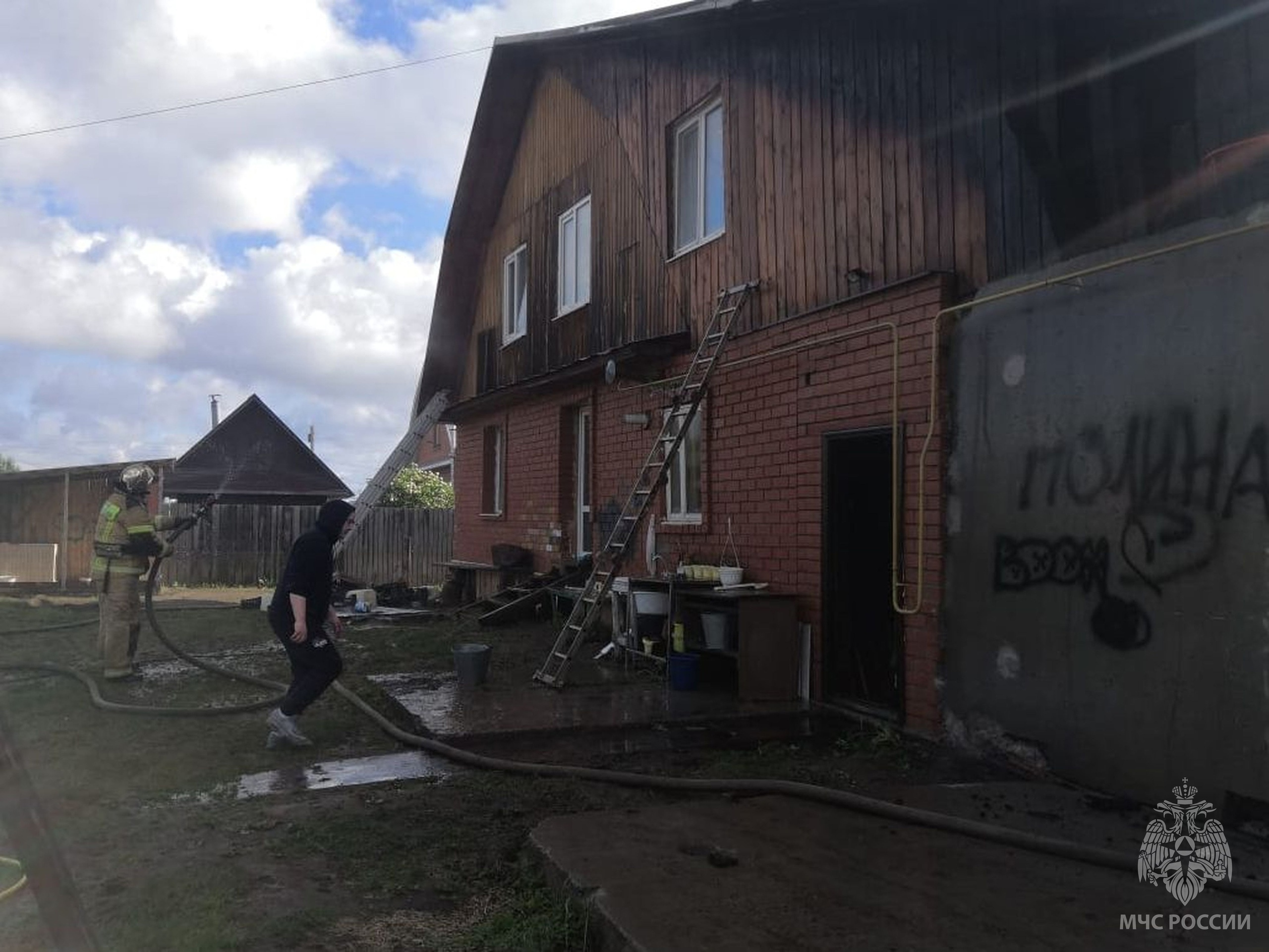 На Урале 10-летний мальчик вытащил из горящего дома маму и племянницу