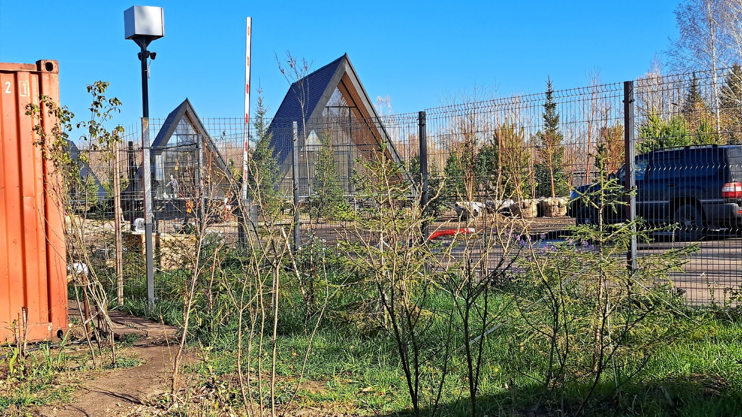 В Парке Победы выросла турбаза с домиками-треугольниками — мы посмотрели, как она выглядит