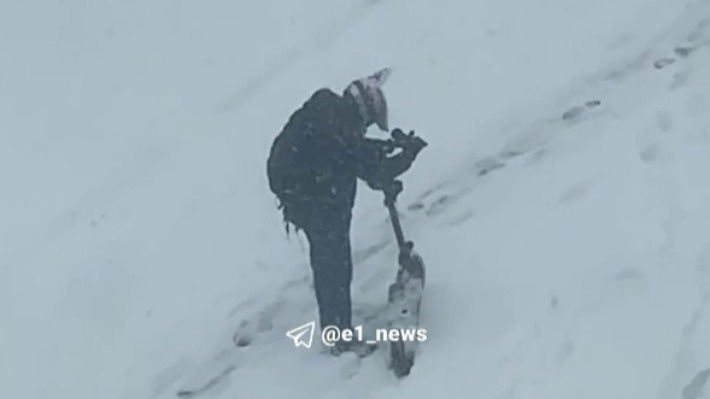 Просчитался, но где? Упрямый самокатчик пытался проехать по Екатеринбургу в снегопад: забавное видео