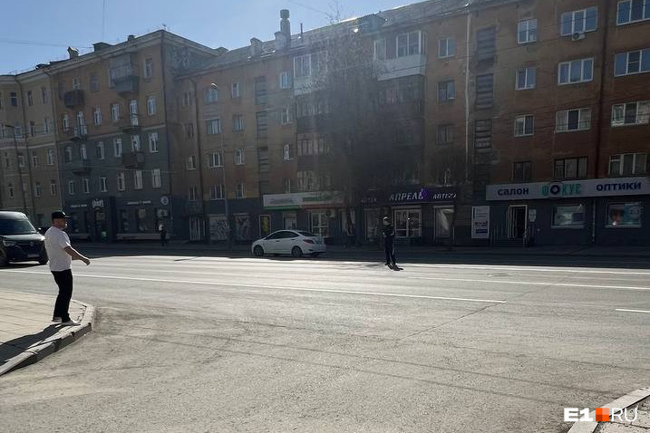 В Екатеринбурге странная разметка запретила водителям подъезжать к собственному дому: фото
