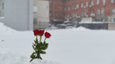 Несут цветы к пустырю: что происходит на месте, где год назад взорвался дом на улице Линейной, — фото