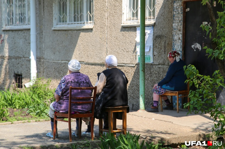 Старушки выносят на улицу стулья, чтобы посидеть и поболтать