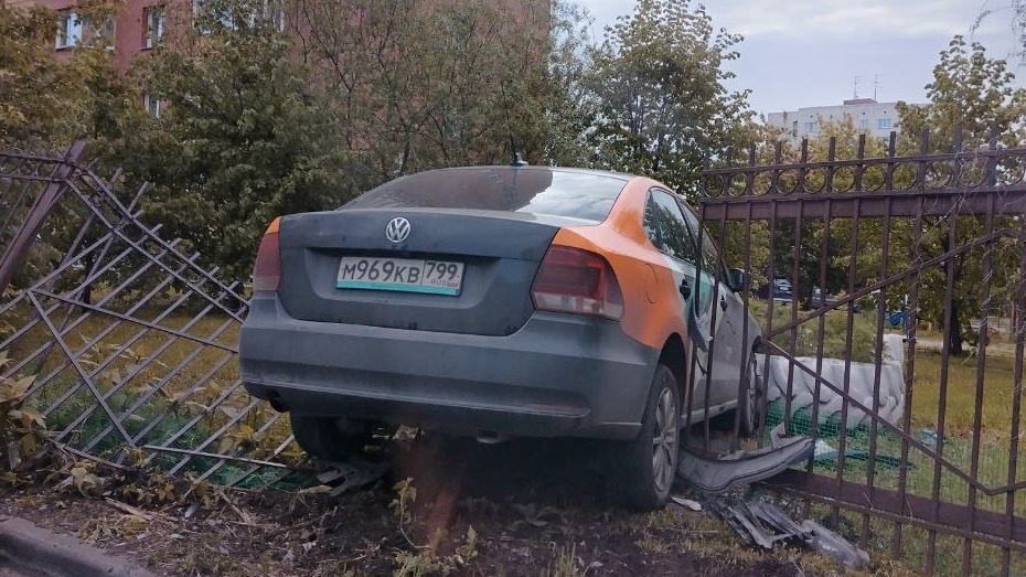 Машина с оклейкой каршеринга влетела в забор на Народной — фото с места