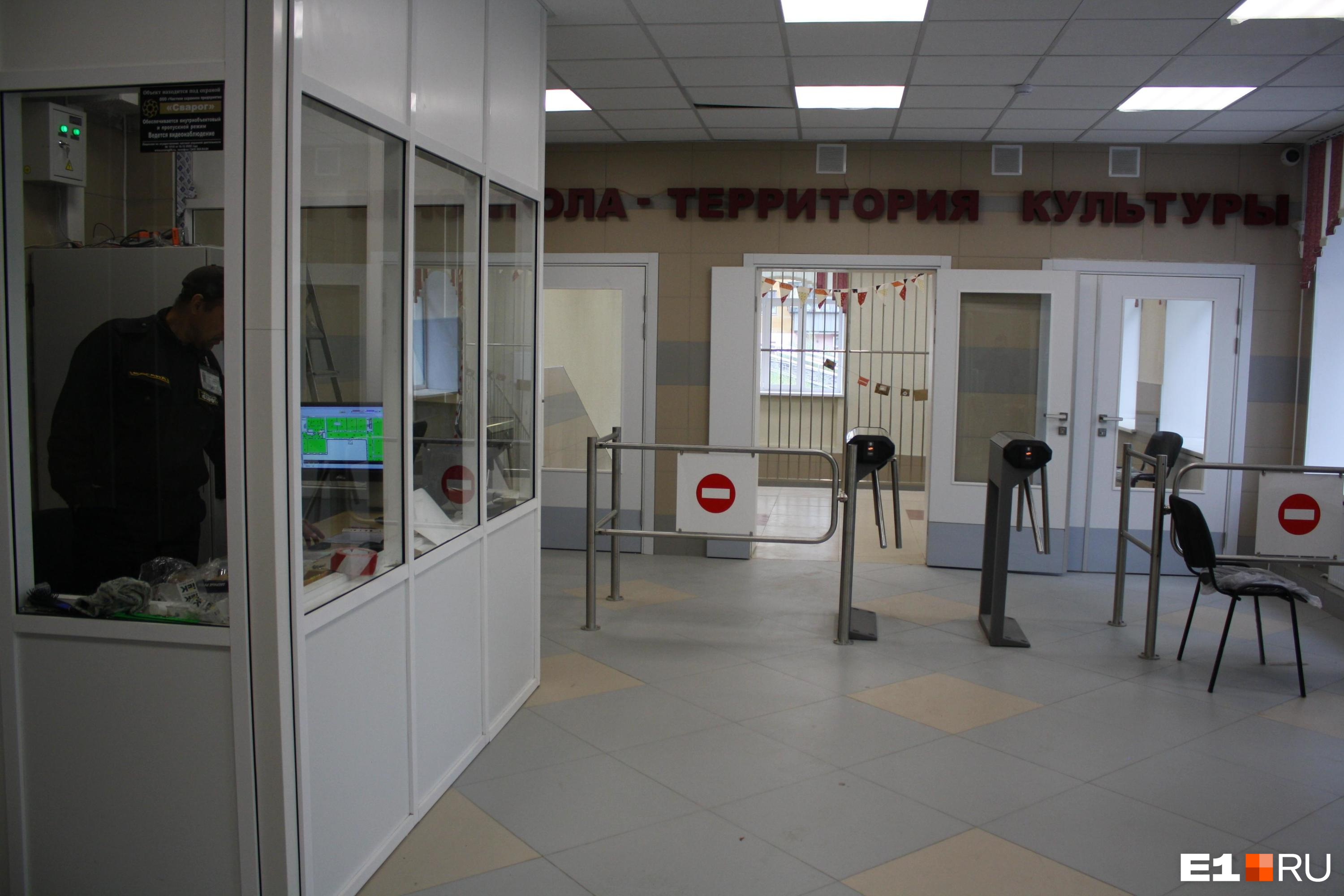 Школа 2044 москва. Школа 548 москва царицыно. Как попасть в московскую школу. Московский лицей ступени. Гимназия примакова кампус.