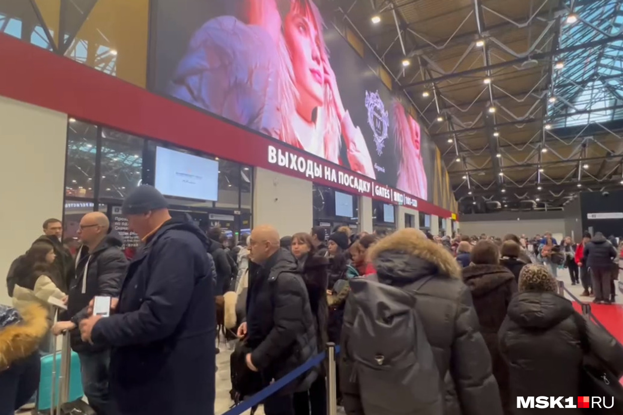 В аэропорту Шереметьево случился новогодний коллапс, очереди выстроились на  досмотр перед выходом на посадку, досмотр занимает полчаса, куда полететь в  январе, фото, видео, подробности - 1 января 2024 - msk1.ru