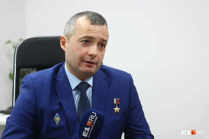 На стоянке после очередного рейса он прочитал новости о коллегах и написал пост в своих соцсетях На стоянке после очередного рейса он прочитал новости о коллегах и написал пост в своих соцсетях