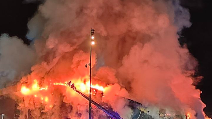 Горела гостиница: появилось видео крупного пожара в Тольятти с двумя пострадавшими
