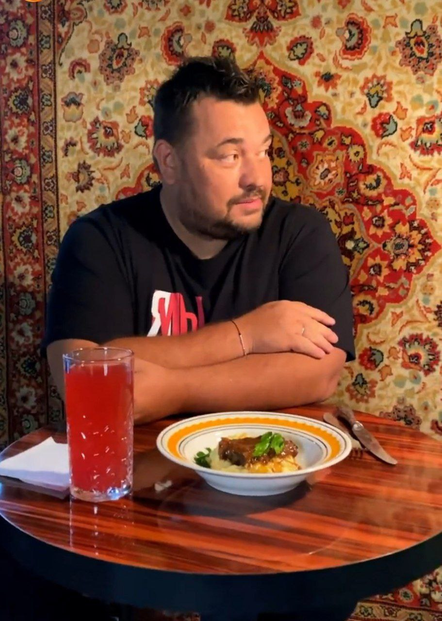 Ресторан сергея светлакова в москве. Ресторан гордона рамзи в лондоне. Владеет кафе. Ресторан коммуналка спб. Ресторан гордона рамзи в лондоне фото.