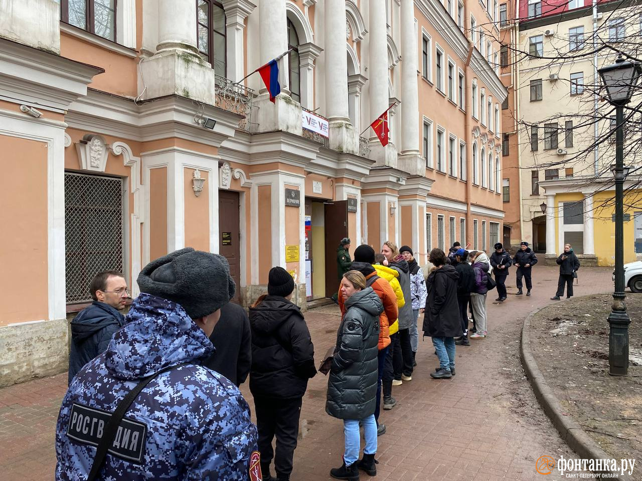 Третий день голосования. На некоторых избирательных участках в Петербурге к полудню выстроились очереди